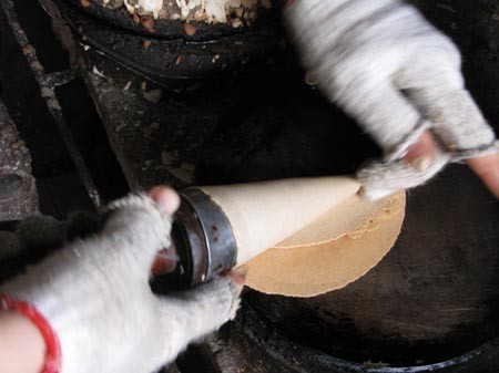 Để có những chiếc bánh có vị thơm của quế, độ xốp vừa phải và độ giòn đặc biệt thì phải có quá trình sản xuất rất công phu. Người thợ làm bánh phải để tâm trong khi nhào bột và thêm hương liệu.